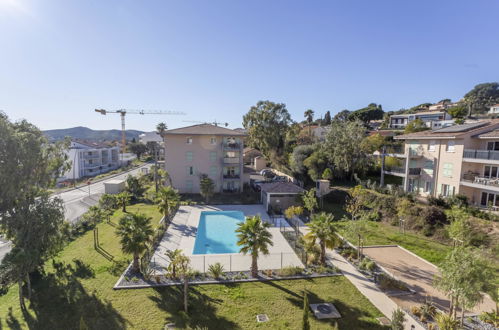 Photo 17 - 2 bedroom Apartment in Bormes-les-Mimosas with swimming pool and sea view