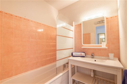 Foto 10 - Apartamento de 2 habitaciones en Cavalaire-sur-Mer con piscina y vistas al mar