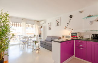 Foto 3 - Appartamento con 1 camera da letto a Sainte-Maxime con terrazza e vista mare
