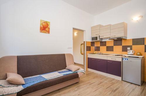 Foto 2 - Apartment mit 1 Schlafzimmer in Ližnjan mit garten und terrasse