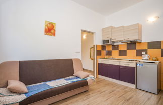 Foto 2 - Apartment mit 1 Schlafzimmer in Ližnjan mit garten und terrasse