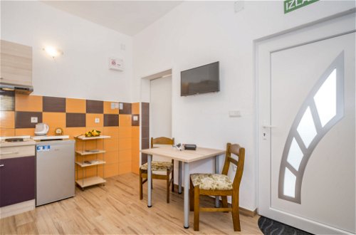 Foto 3 - Apartment mit 1 Schlafzimmer in Ližnjan mit garten und terrasse