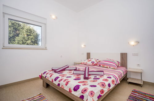 Foto 6 - Apartamento de 1 quarto em Ližnjan com jardim e terraço