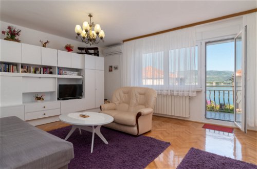 Foto 3 - Appartamento con 2 camere da letto a Trogir con giardino