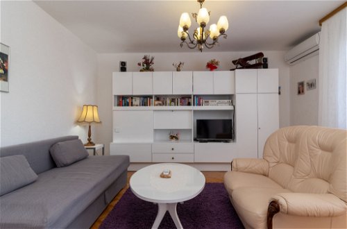 Foto 8 - Appartamento con 2 camere da letto a Trogir con giardino