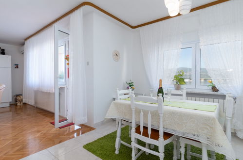 Foto 4 - Apartment mit 2 Schlafzimmern in Trogir mit garten