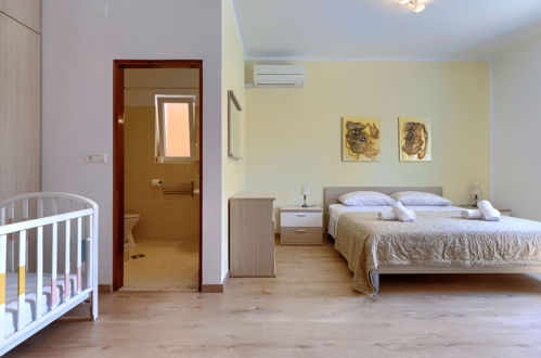 Foto 36 - Casa con 7 camere da letto a Pola con piscina privata e giardino