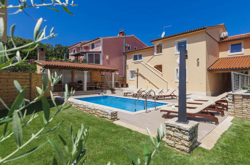 Foto 2 - Casa con 7 camere da letto a Pola con piscina privata e giardino