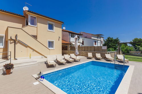 Foto 49 - Casa con 7 camere da letto a Pola con piscina privata e giardino