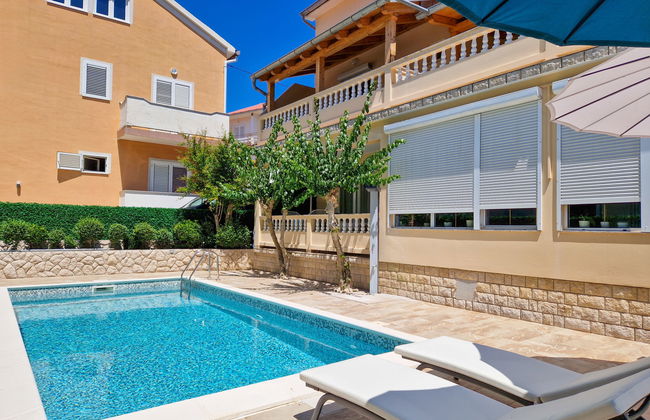 Apartamento de 3 quartos em Rab com piscina e terraço - Foto 18