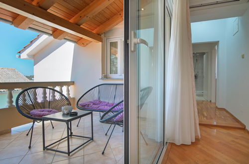 Photo 2 - Appartement de 2 chambres à Rab avec piscine et terrasse