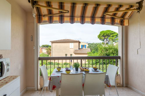 Foto 2 - Apartment mit 1 Schlafzimmer in Roquebrune-sur-Argens mit schwimmbad und blick aufs meer