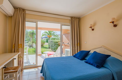 Foto 3 - Apartamento de 2 habitaciones en Roquebrune-sur-Argens con piscina y vistas al mar