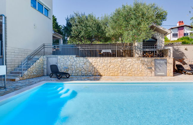Apartamento de 3 quartos em Jasenice com piscina e terraço - Foto 28