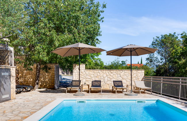 Apartamento de 3 quartos em Jasenice com piscina e terraço - Foto 1