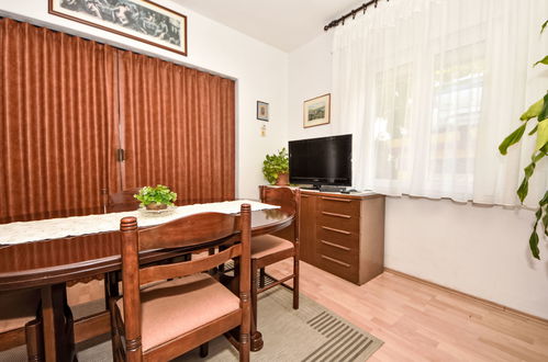 Foto 4 - Apartamento de 2 quartos em Pag com jardim e terraço