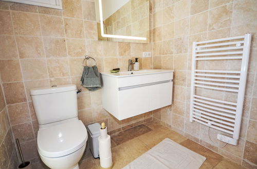 Photo 31 - 5 bedroom House in Viens with private pool and garden
