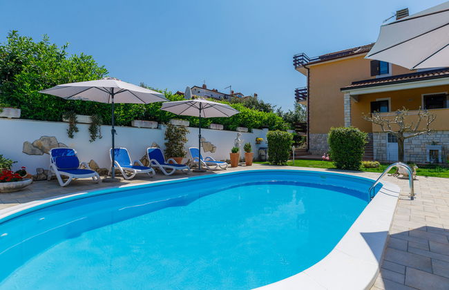 Apartamento de 3 quartos em Umag com piscina e jardim - Foto 2