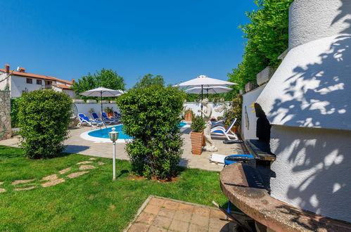 Foto 5 - Appartamento con 2 camere da letto a Umag con piscina e vista mare