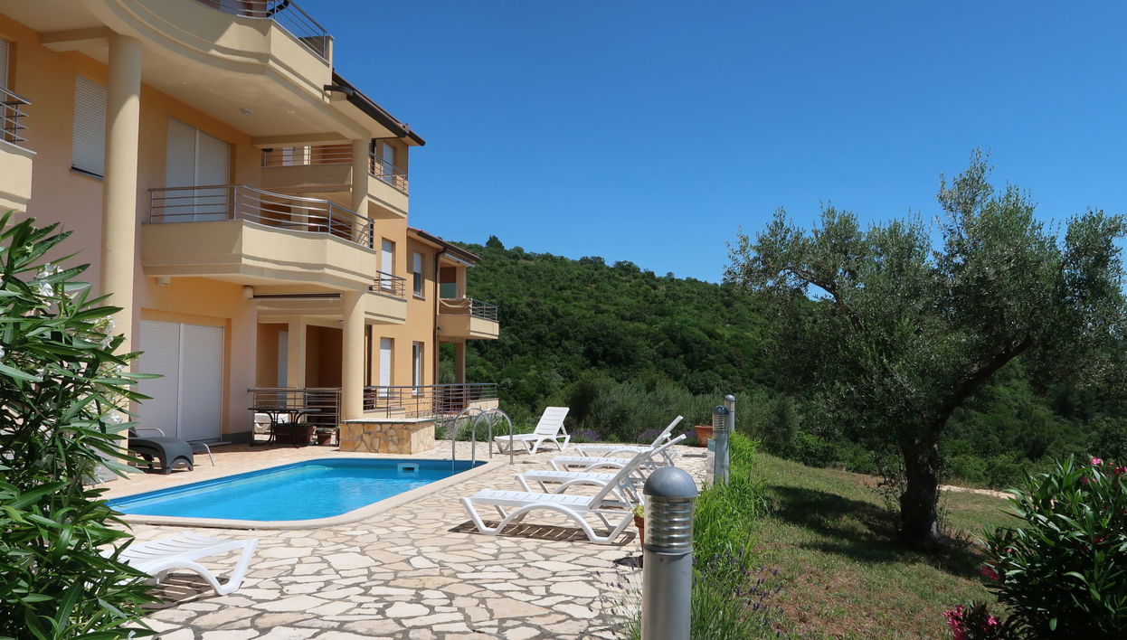 Apartamento de 3 quartos em Labin com piscina e terraço - Foto 1