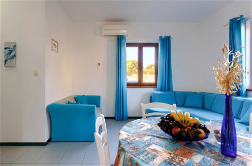 Foto 9 - Appartamento con 1 camera da letto a Ližnjan con piscina e vista mare