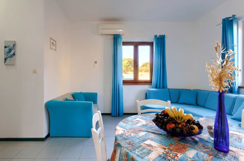 Foto 9 - Apartamento de 1 quarto em Ližnjan com piscina e jardim