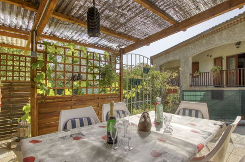 Photo 1 - Maison de 2 chambres à Le Castellet avec jardin et vues à la mer