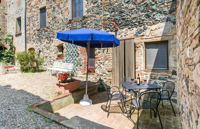3 bedroom Apartment in Castelnuovo di Val di Cecina with swimming pool and garden - Photo 3