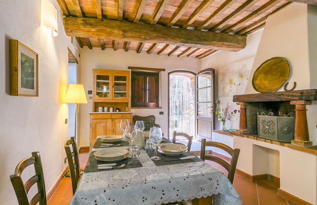 3 bedroom Apartment in Castelnuovo di Val di Cecina with swimming pool and garden - Photo 4