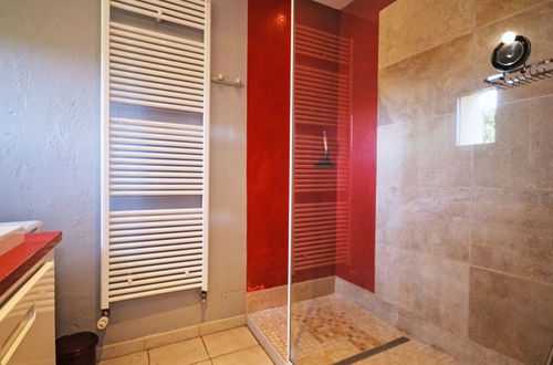 Photo 26 - 2 bedroom House in Robion with private pool and garden