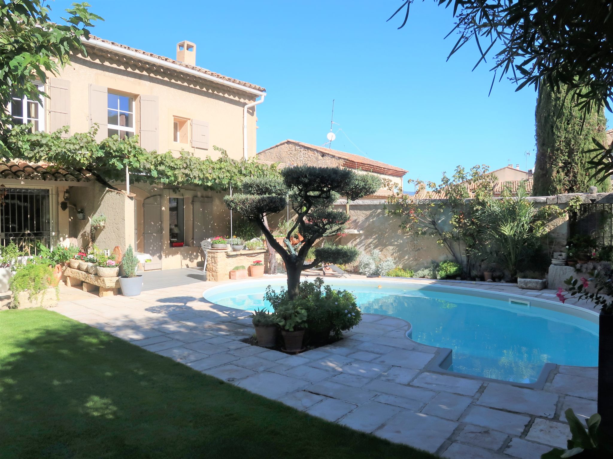 Photo 1 - Maison de 2 chambres à Robion avec piscine privée et jardin