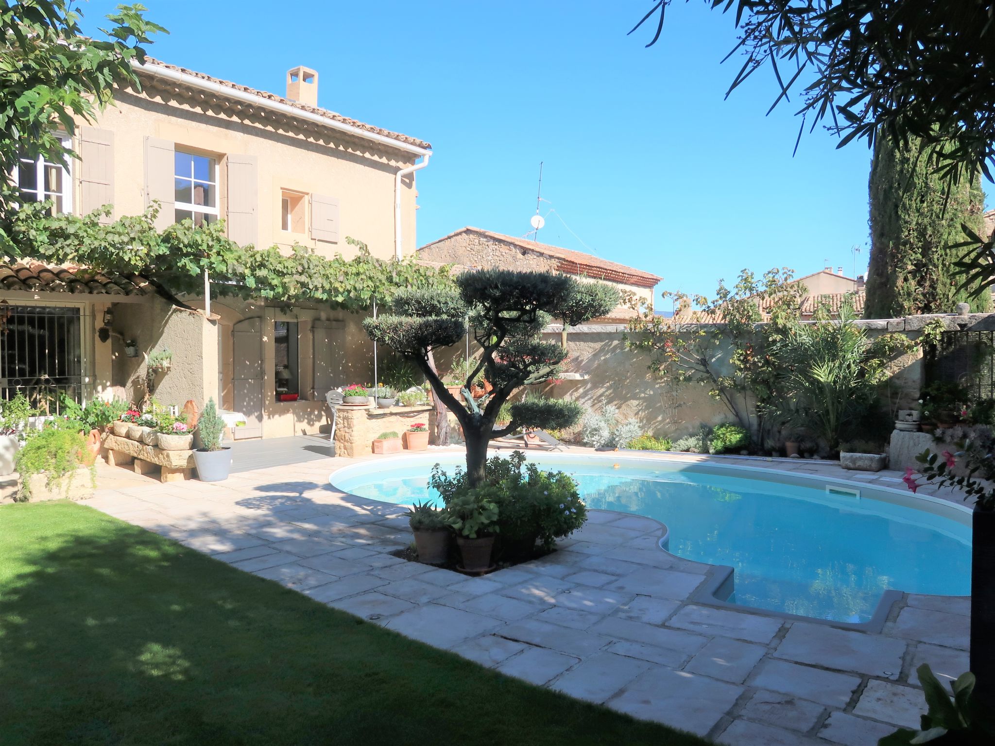 Photo 1 - Maison de 2 chambres à Robion avec piscine privée et terrasse