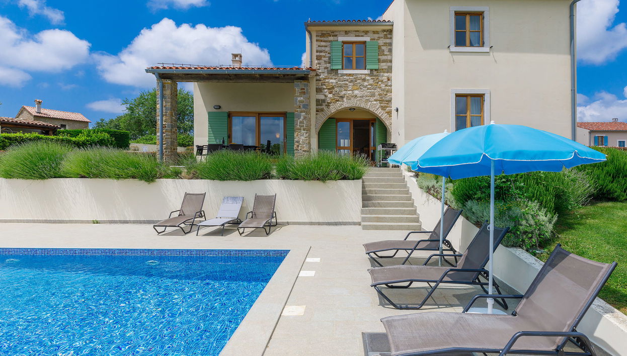 Casa de 5 quartos em Buje com piscina privada e jardim - Foto 1