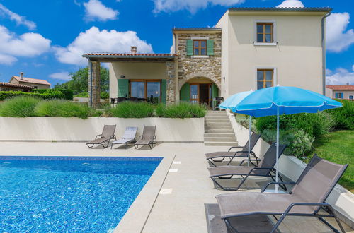 Photo 1 - Maison de 4 chambres à Buje avec piscine privée et jardin