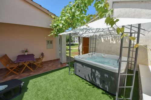 Foto 1 - Casa de 3 quartos em Sukošan com jardim e terraço