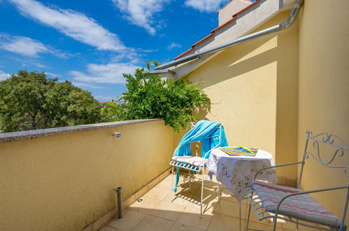 Foto 27 - Casa con 2 camere da letto a Dobrinj con piscina e terrazza