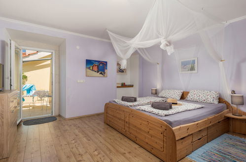 Foto 4 - Casa con 2 camere da letto a Dobrinj con piscina e vista mare