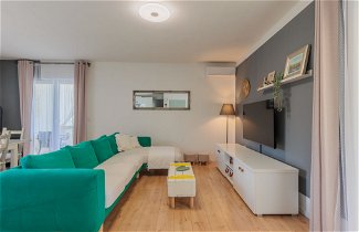 Foto 2 - Appartamento con 4 camere da letto a Jasenice con terrazza e vista mare