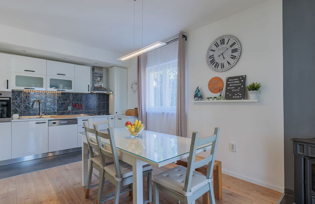 4 bedroom Apartment in Jasenice with garden and terrace - Photo 9