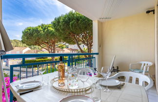 Photo 2 - 1 bedroom Apartment in Le Lavandou with swimming pool and garden