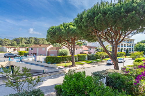 Foto 5 - Appartamento con 1 camera da letto a Le Lavandou con piscina e vista mare