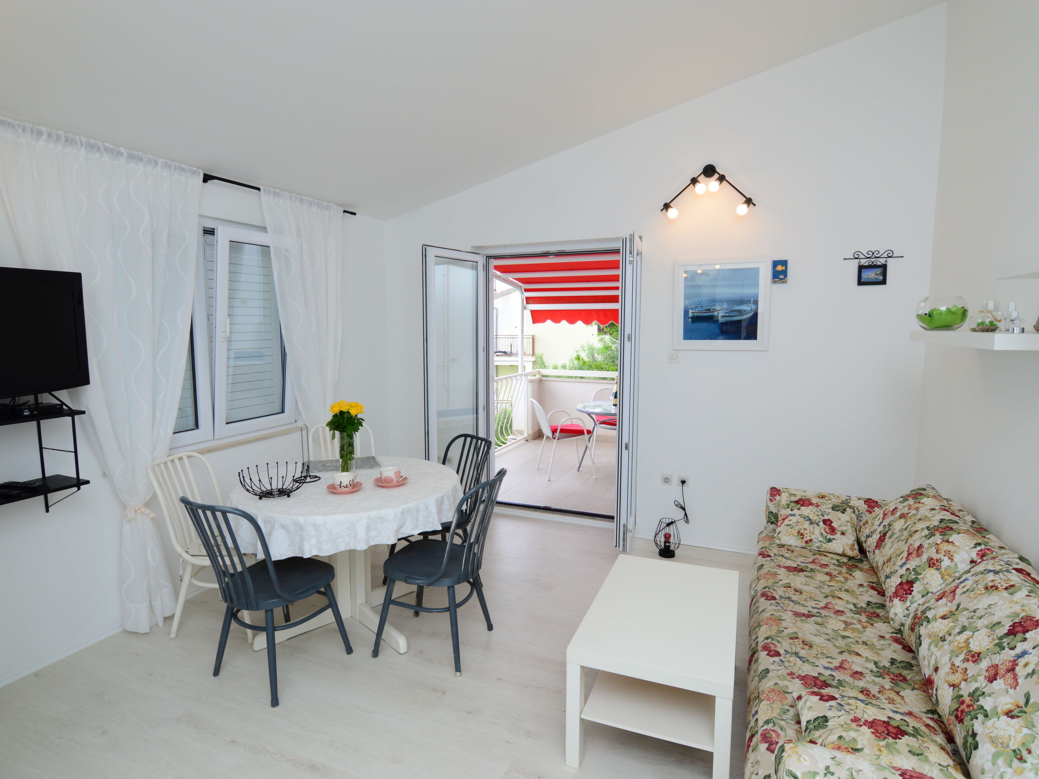 Foto 2 - Appartamento con 2 camere da letto a Omiš con terrazza e vista mare