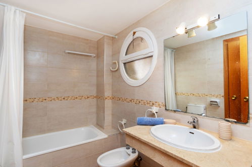 Photo 12 - 1 bedroom Apartment in Salou with swimming pool and garden