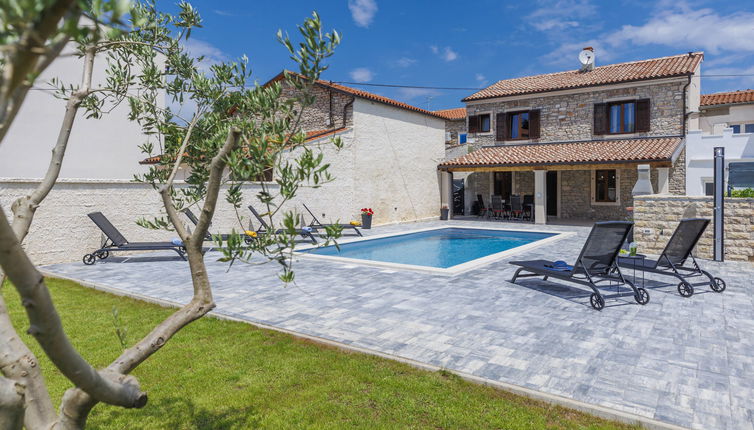 Photo 1 - Maison de 3 chambres à Ližnjan avec piscine privée et jardin