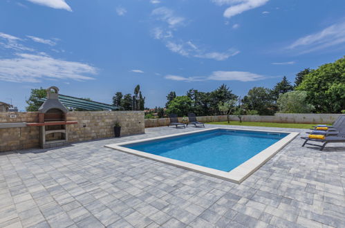 Photo 14 - Maison de 3 chambres à Ližnjan avec piscine privée et jardin