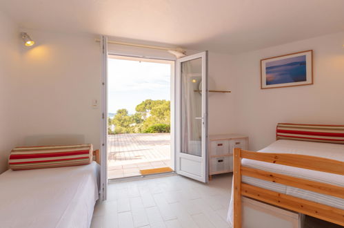 Foto 18 - Appartamento con 2 camere da letto a Hyères con piscina e vista mare