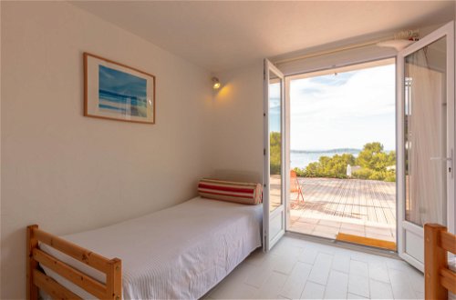 Foto 16 - Appartamento con 2 camere da letto a Hyères con piscina e vista mare