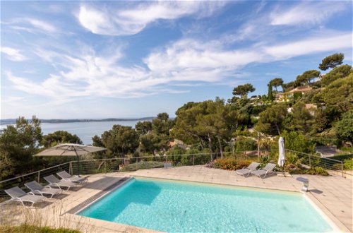 Foto 1 - Appartamento con 2 camere da letto a Hyères con piscina e vista mare