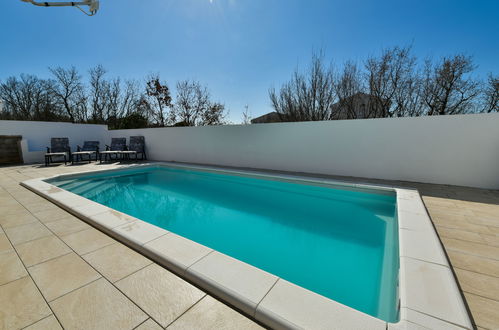 Photo 2 - Maison de 4 chambres à Jasenice avec piscine privée et vues à la mer