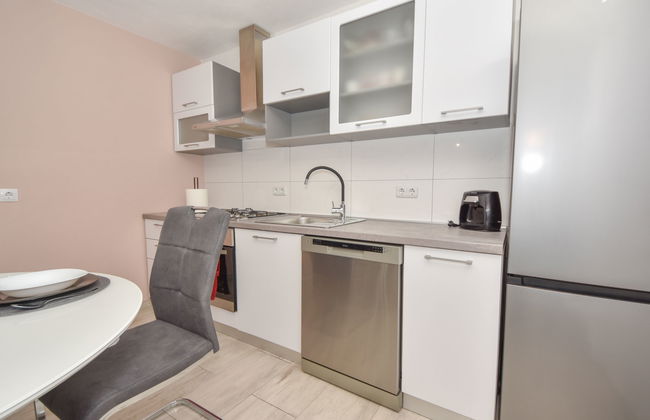 Casa de 6 quartos em Jasenice com piscina privada e terraço - Foto 20